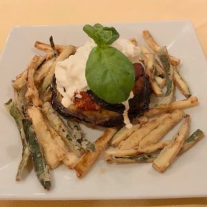 Parmigiana di melanzane con stracciatella pugliese e zucchine croccanti